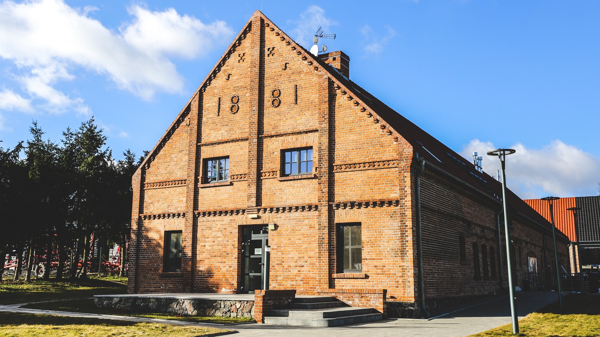Ceglany budynek winiarni Winnicy Turnau w Baniewicach