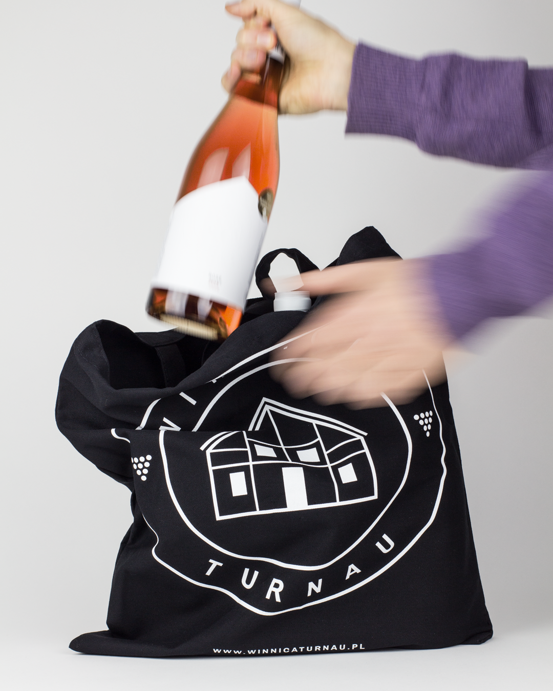 Pakowanie butelki wina Winnicy Turnau do torby prezentowej