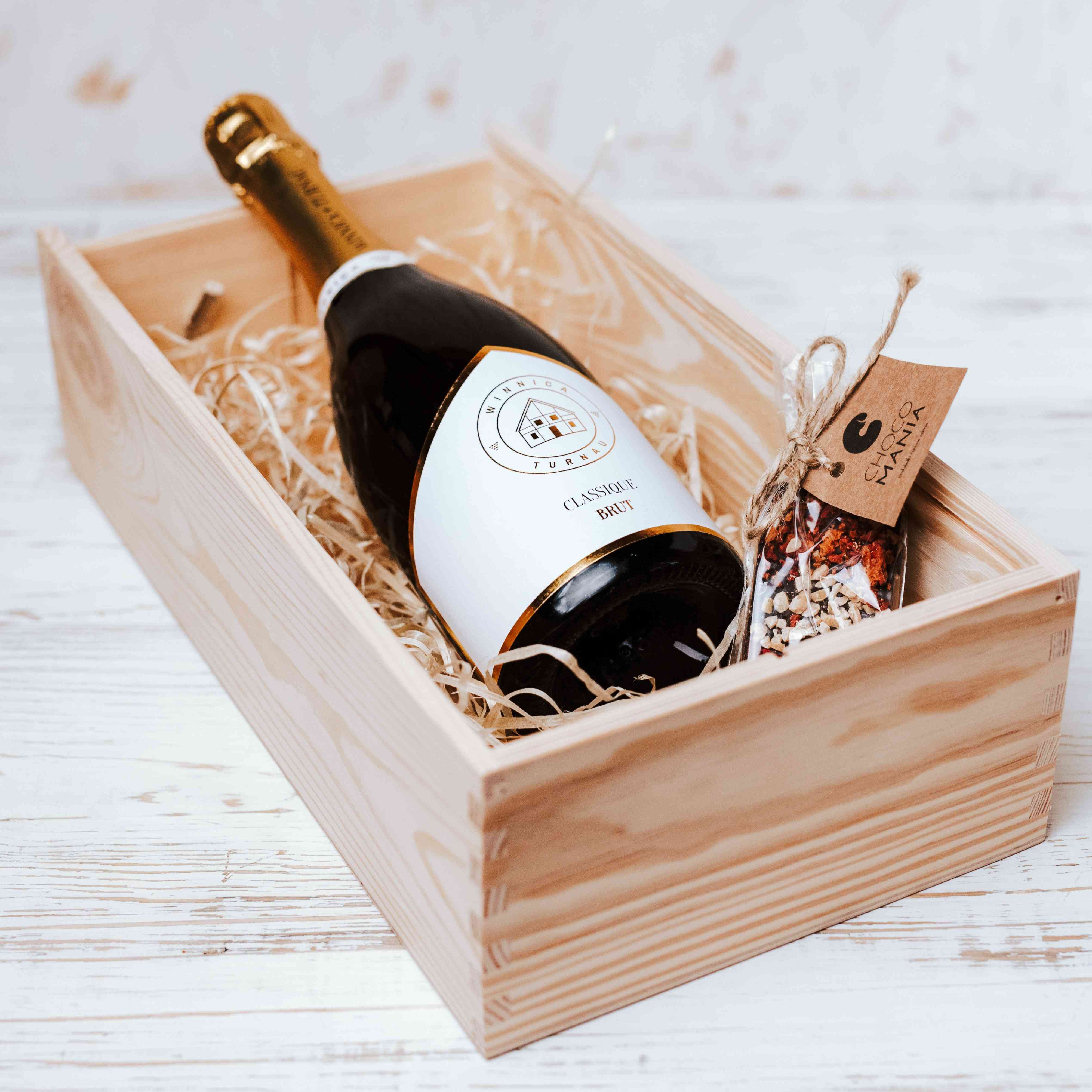 Zestaw prezentowy Winnicy Turnau z jedną butelką wina Classique Brut w opakowaniu prezentowym z czekoladą