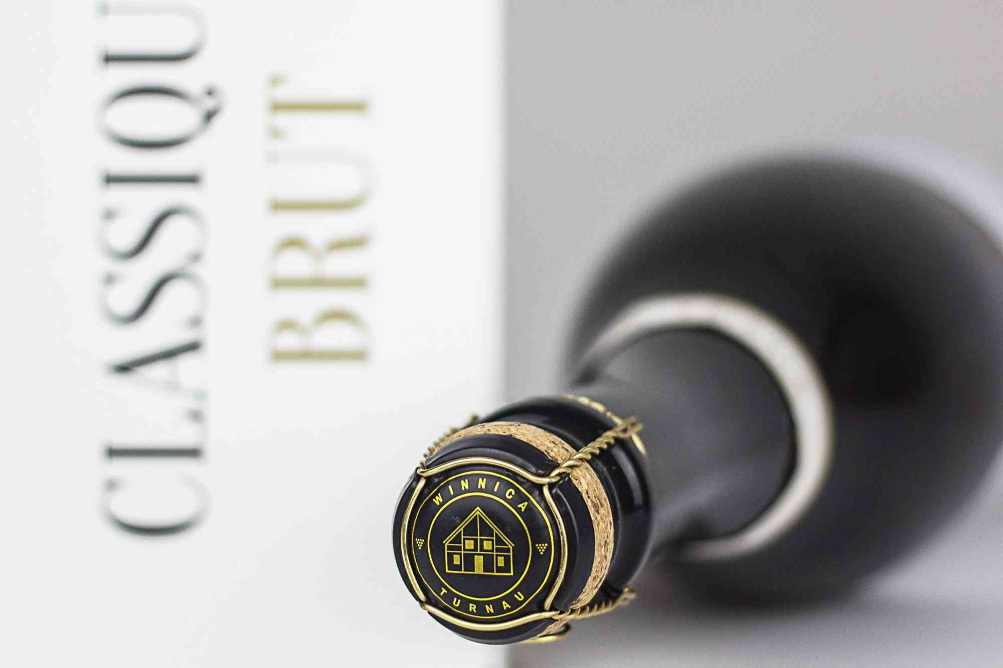 Korek i szyjka butelki wina musującego Classique Brut Winnicy Turnau